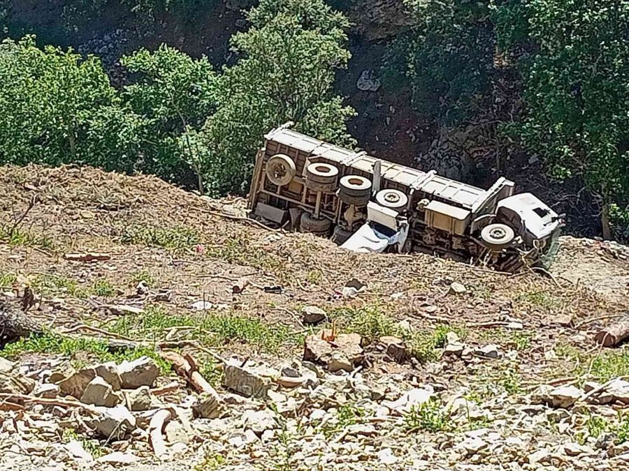 Rampa Aşağı Park Edilen Kamyon Önündeki Otomobili Uçuruma Doğru Sürükledi