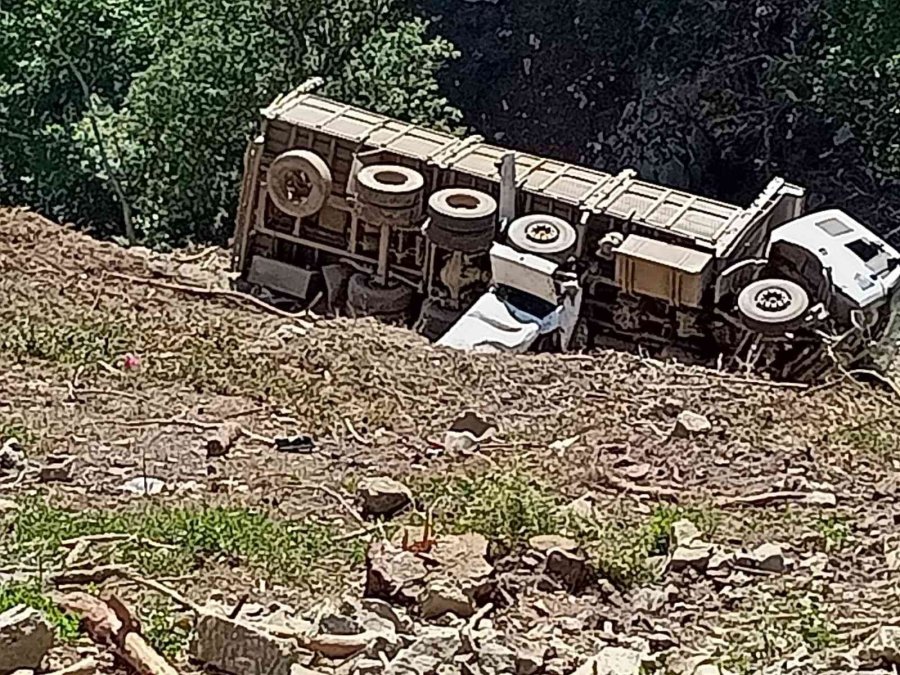 Rampa Aşağı Park Edilen Kamyon Önündeki Otomobili Uçuruma Doğru Sürükledi