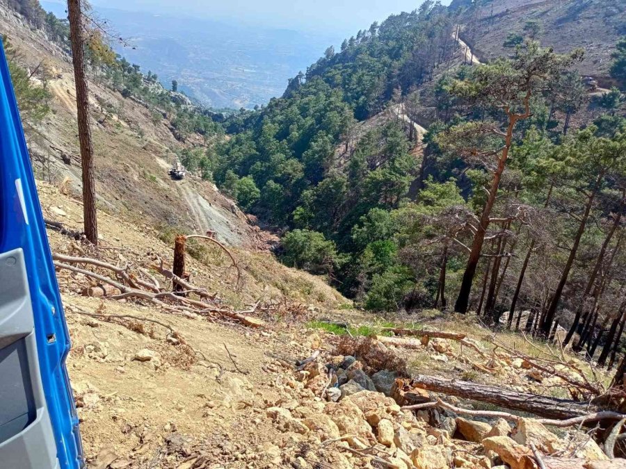 Rampa Aşağı Park Edilen Kamyon Önündeki Otomobili Uçuruma Doğru Sürükledi