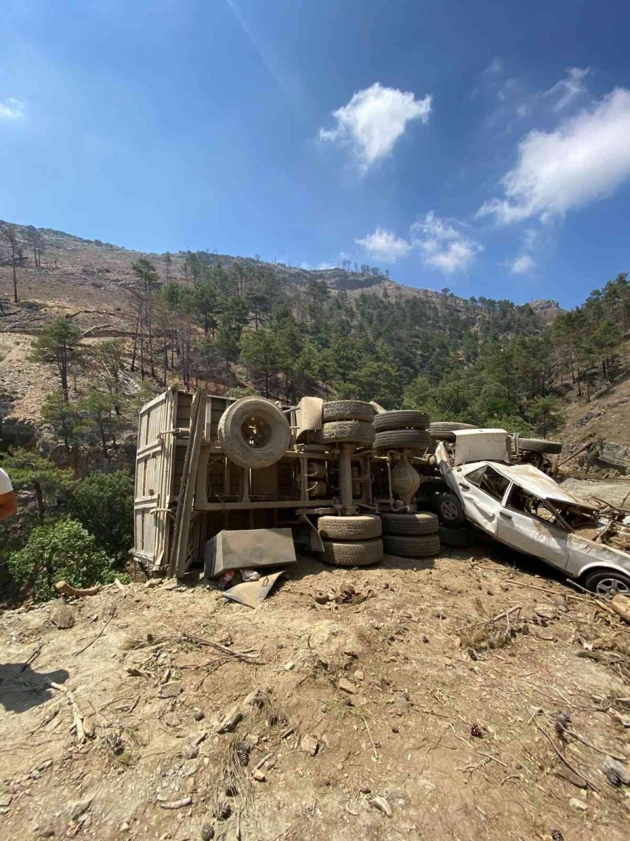 Rampa Aşağı Park Edilen Kamyon Önündeki Otomobili Uçuruma Doğru Sürükledi