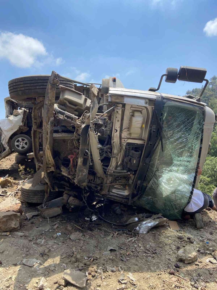 Rampa Aşağı Park Edilen Kamyon Önündeki Otomobili Uçuruma Doğru Sürükledi