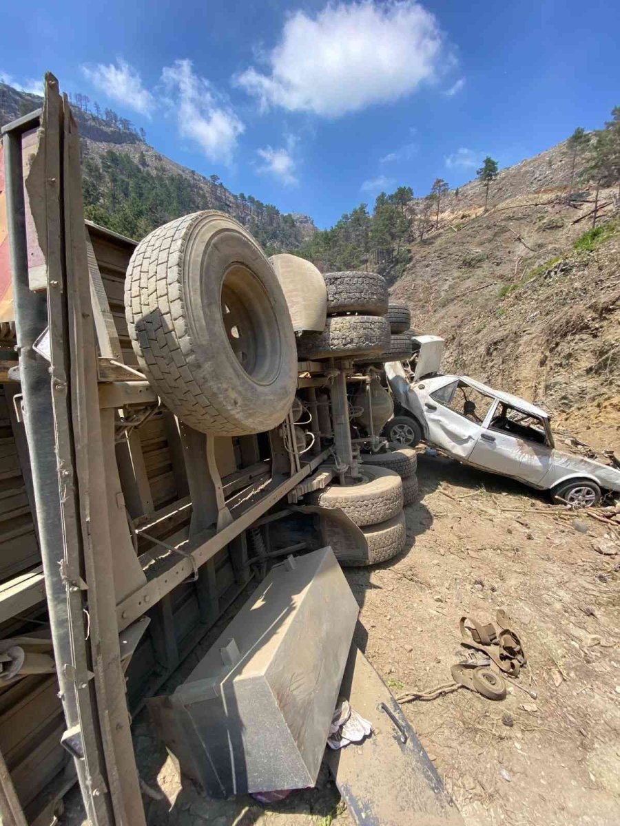 Rampa Aşağı Park Edilen Kamyon Önündeki Otomobili Uçuruma Doğru Sürükledi