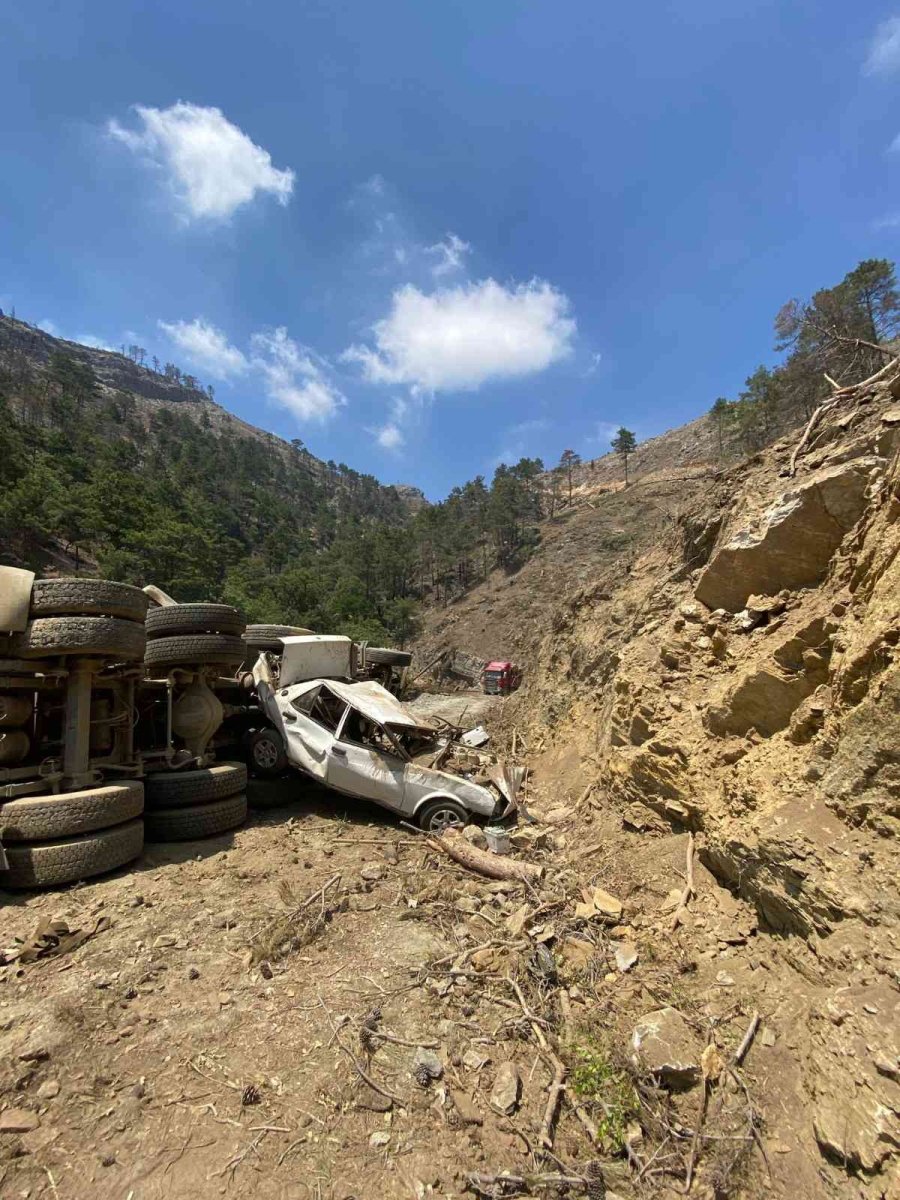 Rampa Aşağı Park Edilen Kamyon Önündeki Otomobili Uçuruma Doğru Sürükledi