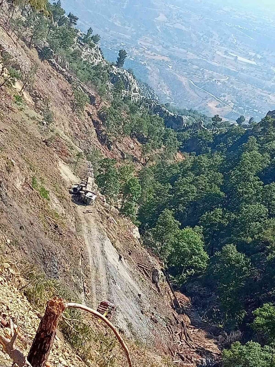 Rampa Aşağı Park Edilen Kamyon Önündeki Otomobili Uçuruma Doğru Sürükledi