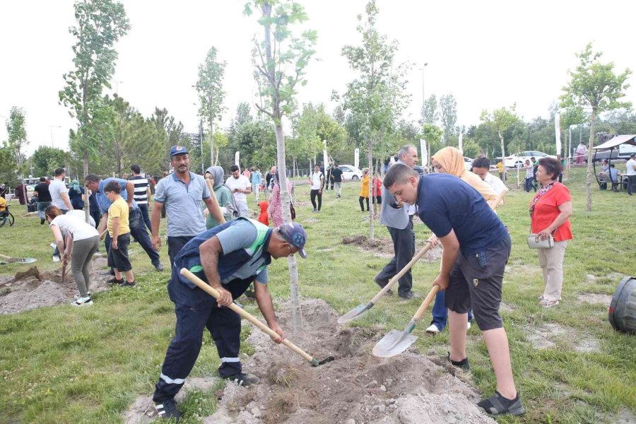 Engelsiz Yaşam Merkezi’nde 200 Fidan Toprakla Buluşturuldu