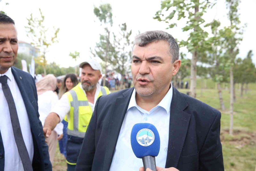 Engelsiz Yaşam Merkezi’nde 200 Fidan Toprakla Buluşturuldu