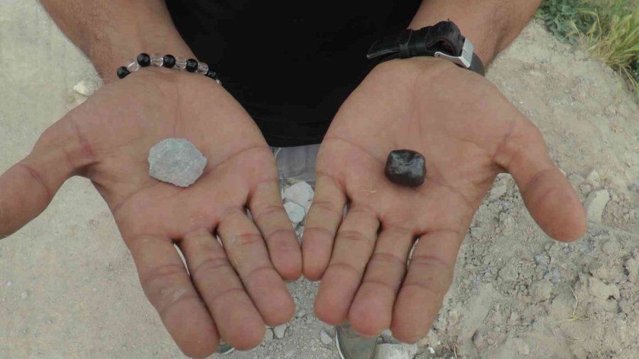 Tarlada Yürürken Göktaşı Buldu