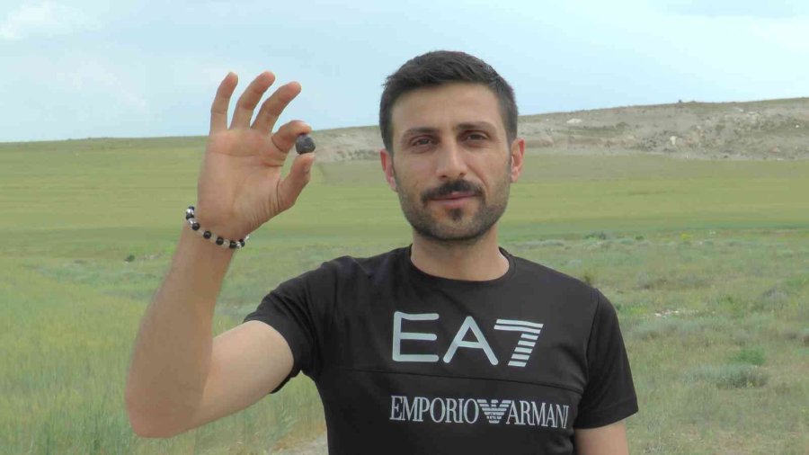 Tarlada Yürürken Göktaşı Buldu