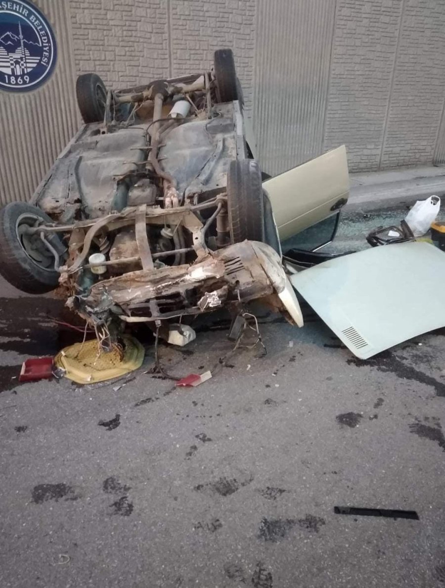 Kazada Sıkışan Vatandaşları İtfaiye Ekipleri Kurtardı