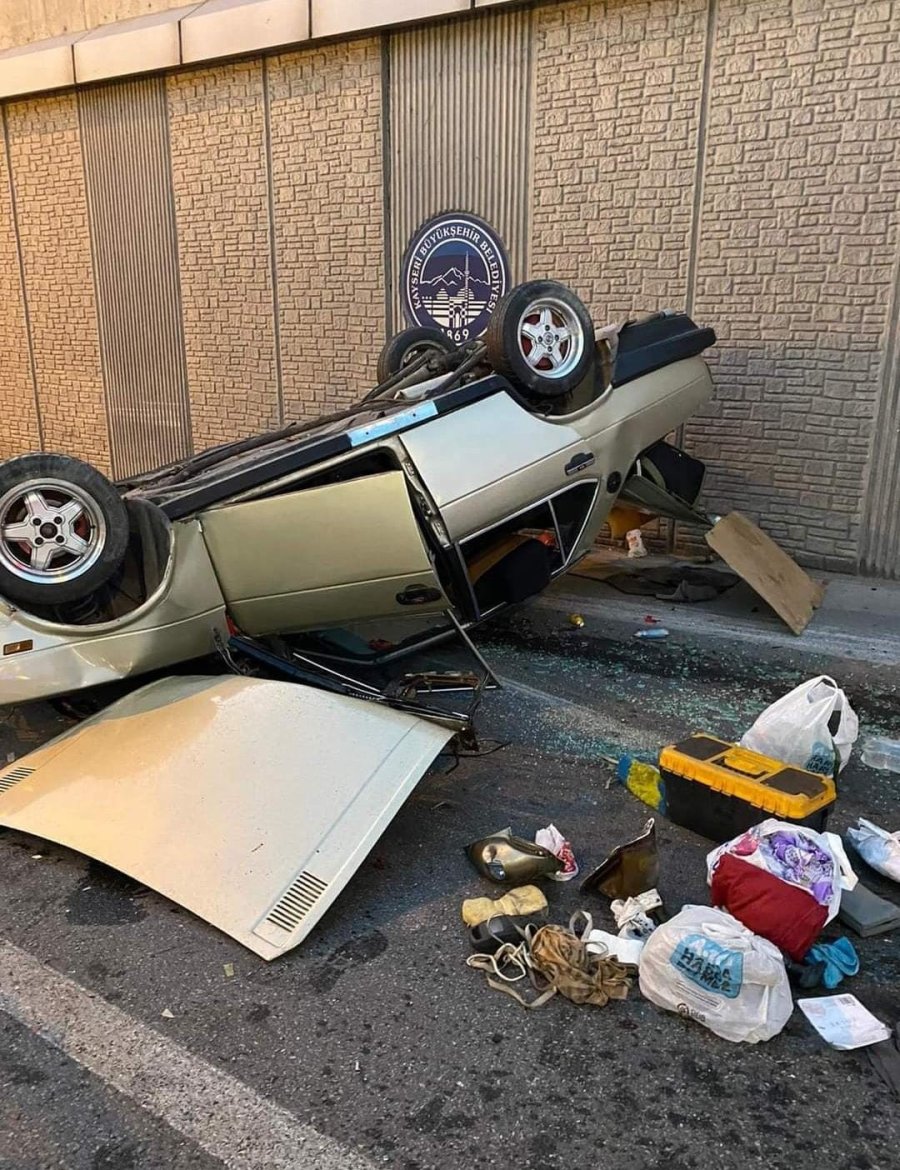 Kazada Sıkışan Vatandaşları İtfaiye Ekipleri Kurtardı