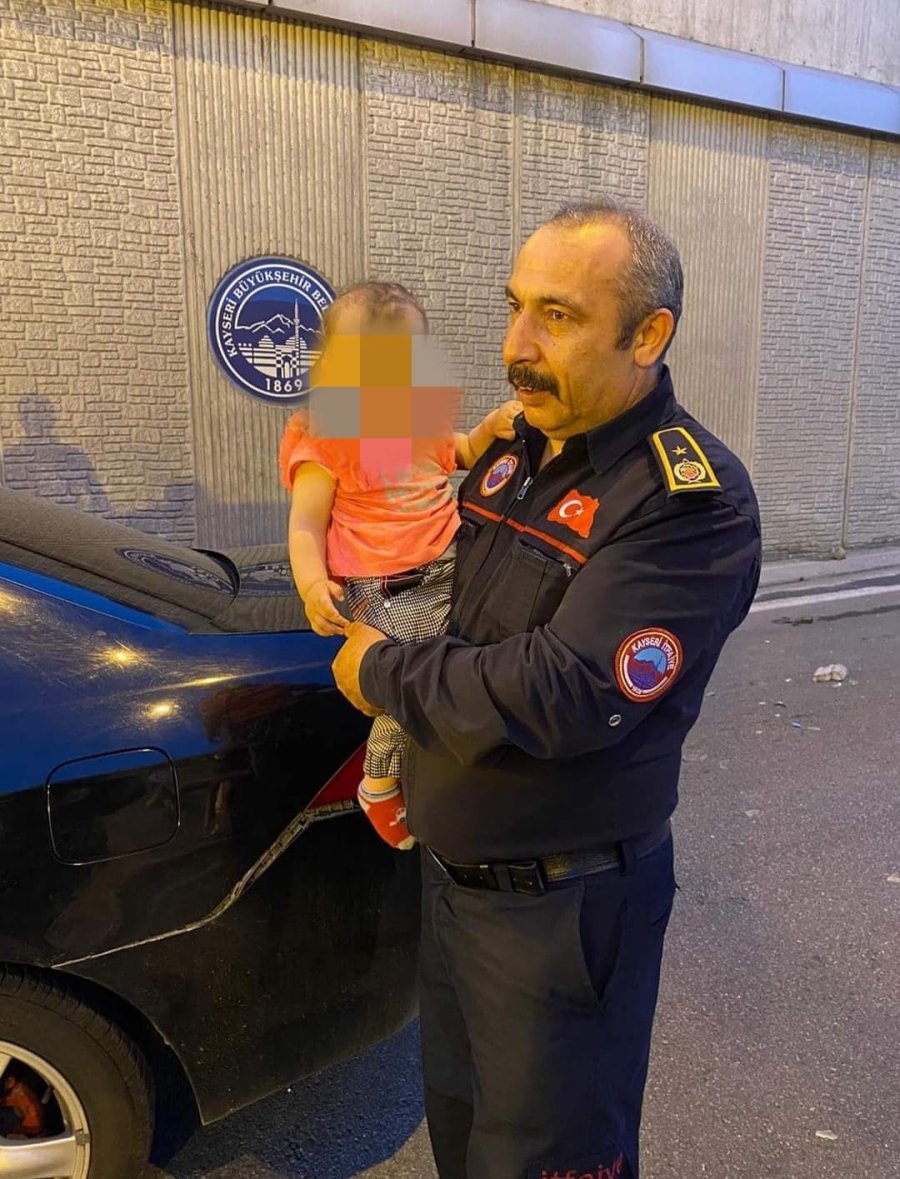 Kazada Sıkışan Vatandaşları İtfaiye Ekipleri Kurtardı