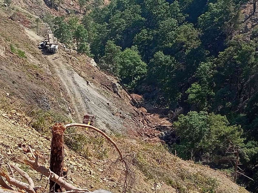Rampa Aşağı Park Edilen Kamyon Önündeki Otomobili Uçuruma Doğru Sürükledi