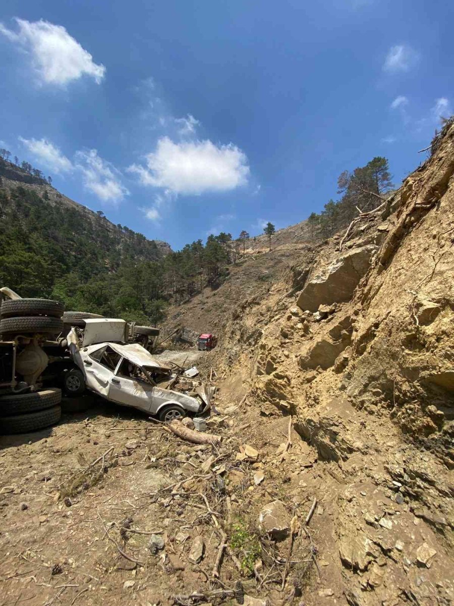 Rampa Aşağı Park Edilen Kamyon Önündeki Otomobili Uçuruma Doğru Sürükledi