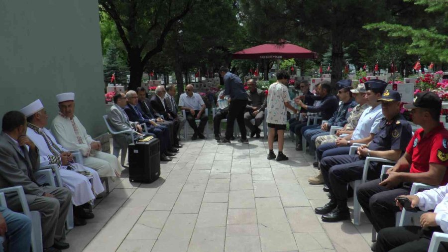 Şehit Astsubay Duran Bayram Kabri Başında Dualarla Anıldı