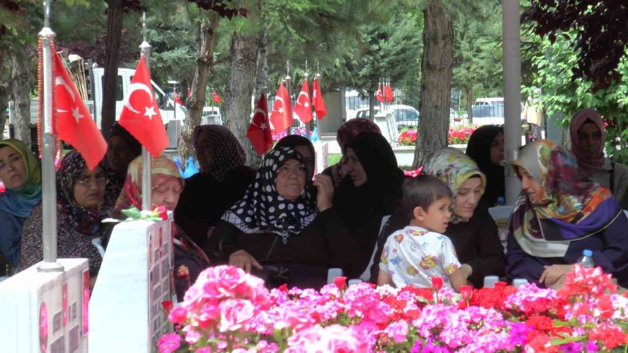 Şehit Astsubay Duran Bayram Kabri Başında Dualarla Anıldı