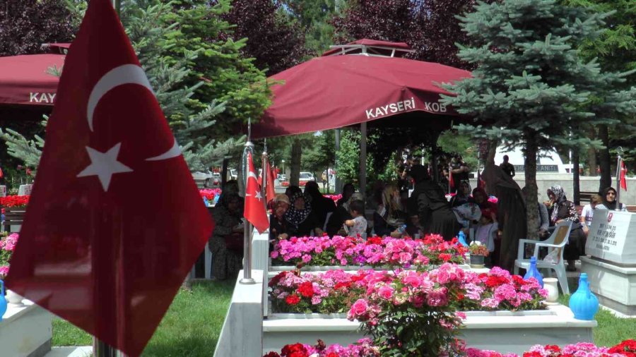 Şehit Astsubay Duran Bayram Kabri Başında Dualarla Anıldı