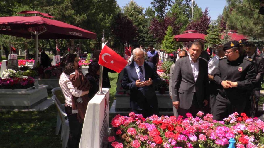 Şehit Astsubay Duran Bayram Kabri Başında Dualarla Anıldı