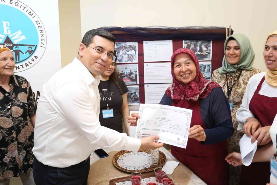 Akmek’in Yıl Sonu Sergisine Yoğun Katılımlı Açılış