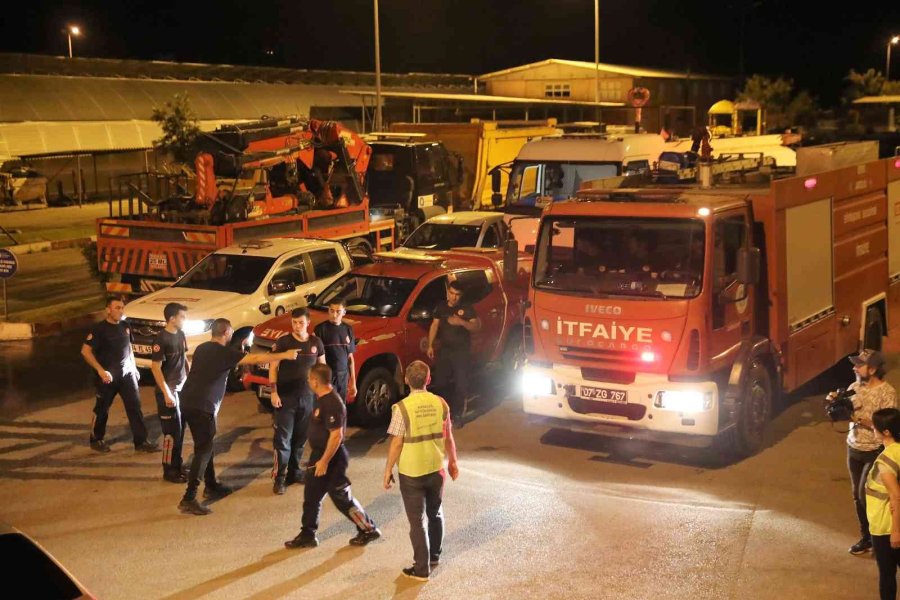 Antalya Büyükşehir’den Marmaris’e 7 Araç Ve 17 Personel Yardımı