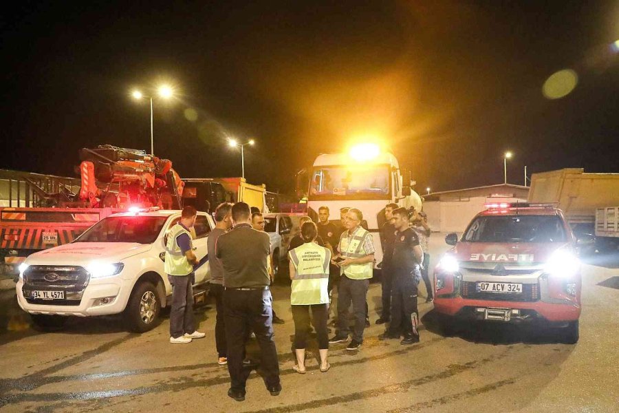 Antalya Büyükşehir’den Marmaris’e 7 Araç Ve 17 Personel Yardımı