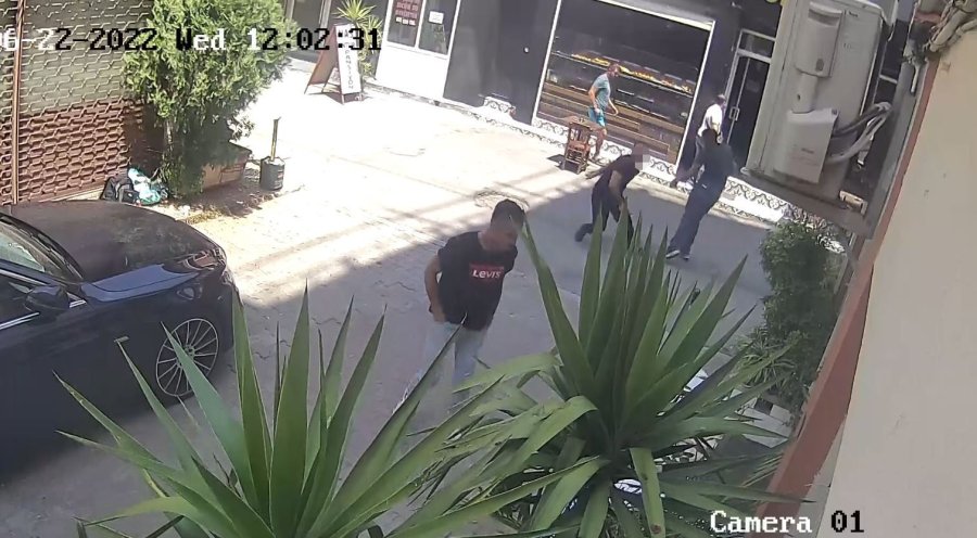 Önce Bıçakladı, Sonra Yardımına Koşup Yarasına Tampon Yaptı