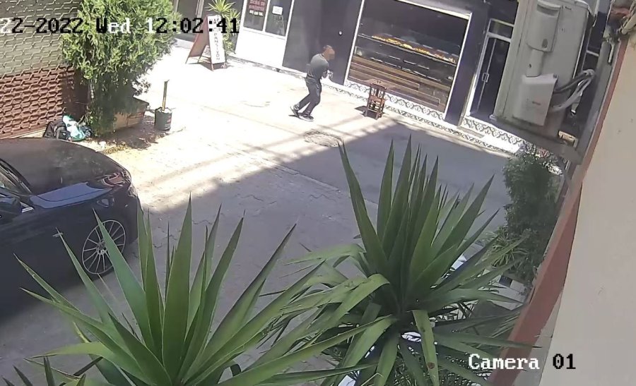 Önce Bıçakladı, Sonra Yardımına Koşup Yarasına Tampon Yaptı