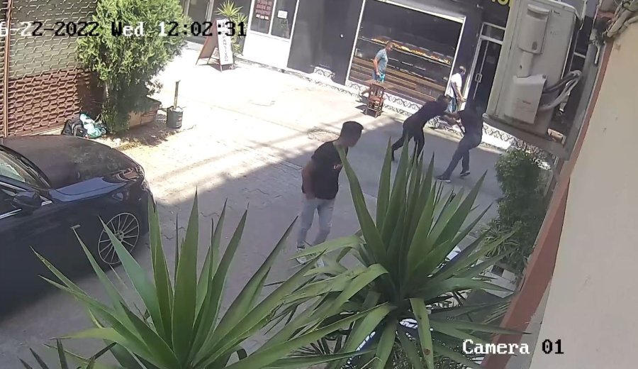 Önce Bıçakladı, Sonra Yardımına Koşup Yarasına Tampon Yaptı