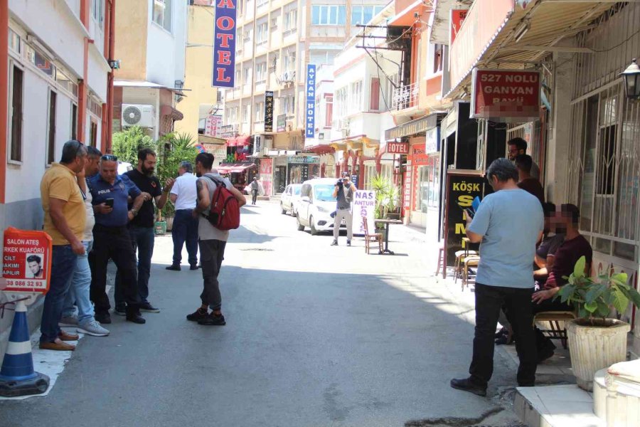 Önce Bıçakladı, Sonra Yardımına Koşup Yarasına Tampon Yaptı