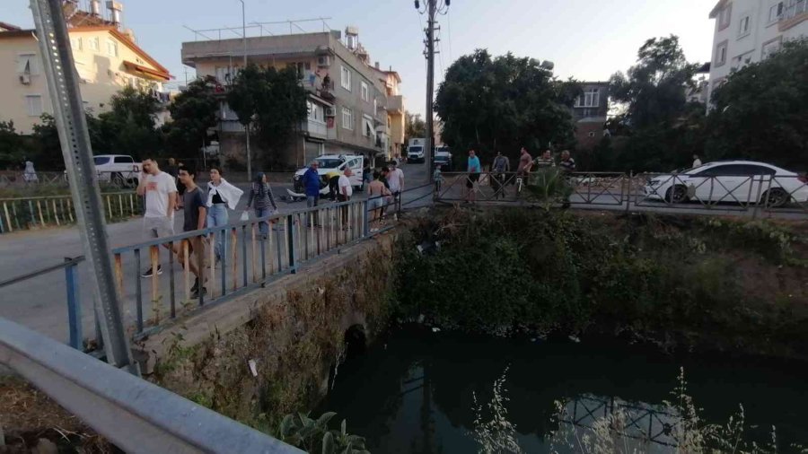 Otomobille Çarpışan Motosiklet Kanala Uçarken Çalılara Takıldı