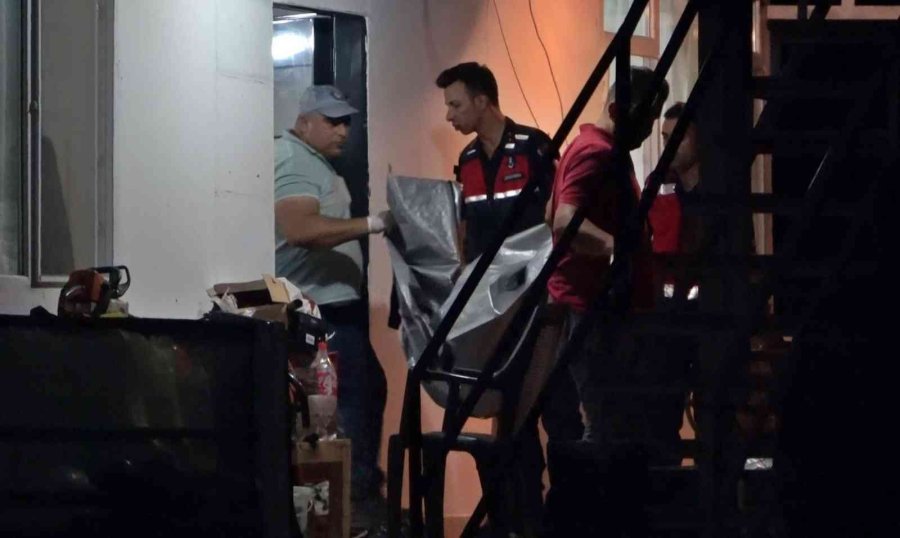 Eşini Ve 2 Çocuğunu Öldürüp Kendini Yaralayan Şahıs Hastanede Öldü