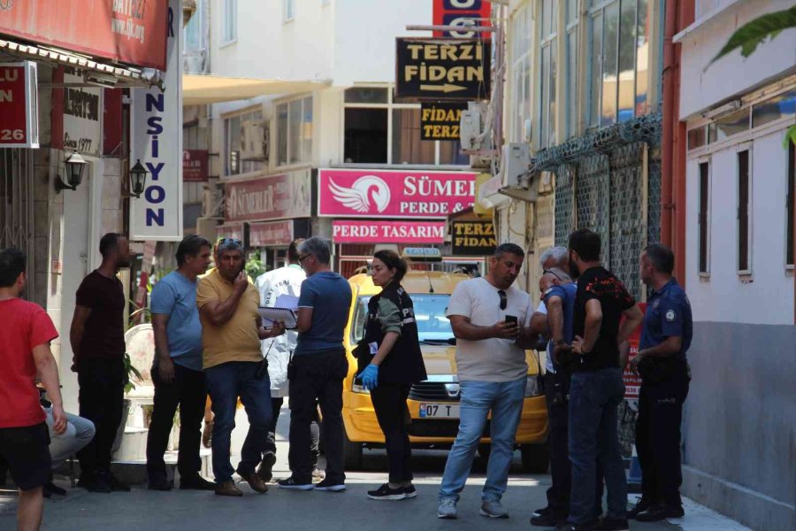 Önce Bıçakladı, Sonra Yardımına Koşup Yarasına Tampon Yaptı