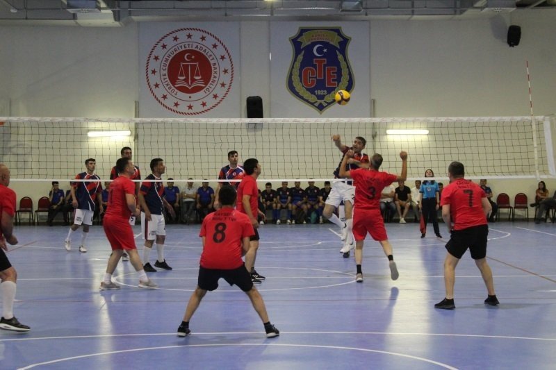 Şehit İnfaz Ve Koruma Memuru Cengiz Yiğit Voleybol Turnuvası Sona Erdi