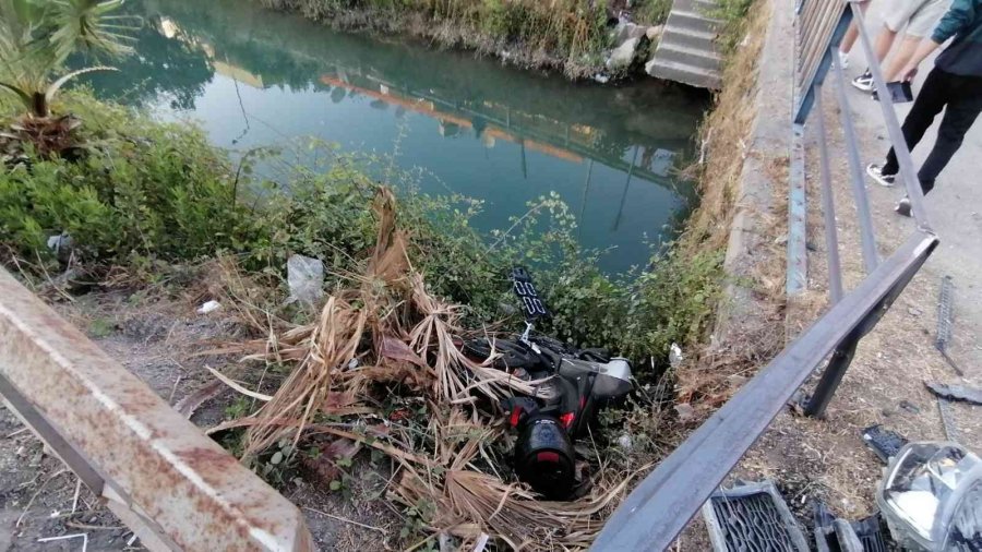 Otomobille Çarpışan Motosiklet Kanala Uçarken Çalılara Takıldı