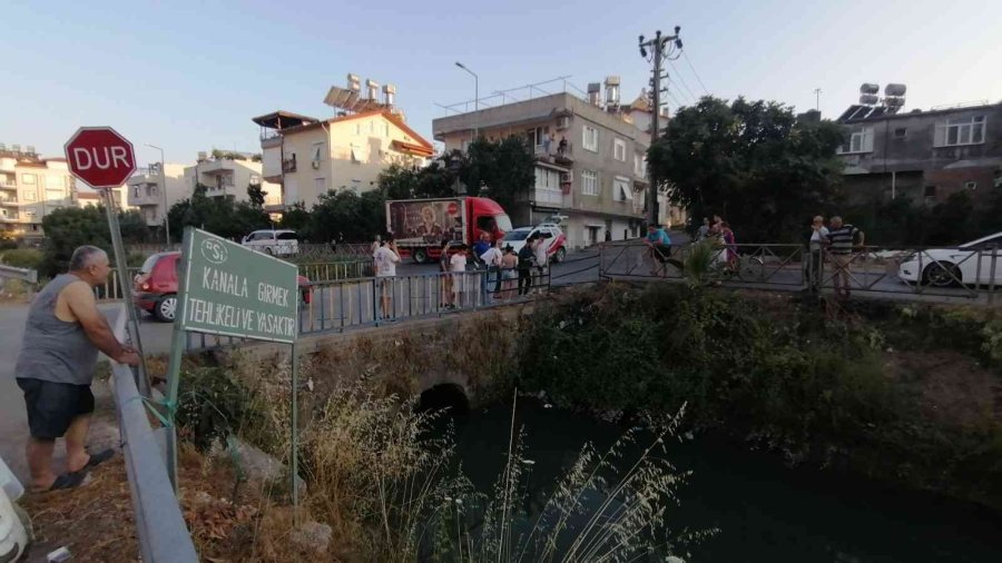 Otomobille Çarpışan Motosiklet Kanala Uçarken Çalılara Takıldı