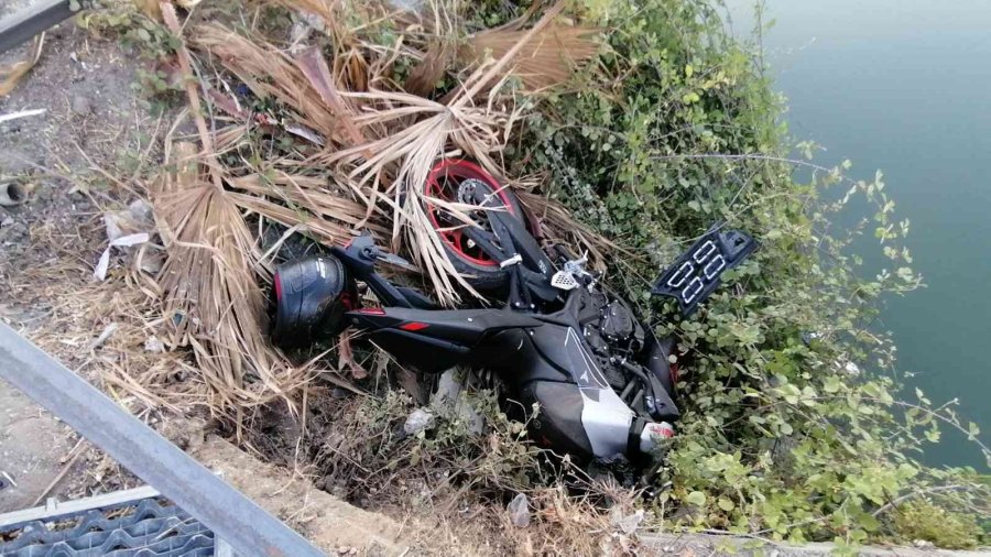 Otomobille Çarpışan Motosiklet Kanala Uçarken Çalılara Takıldı
