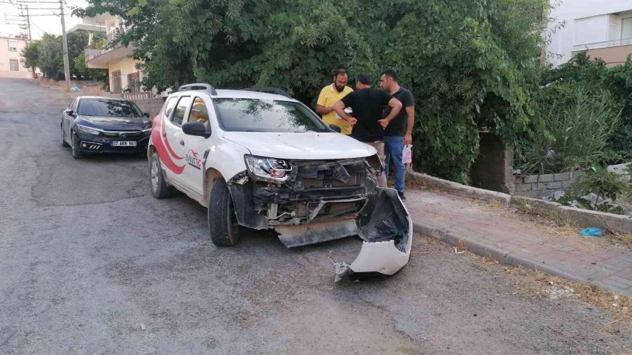 Otomobille Çarpışan Motosiklet Kanala Uçarken Çalılara Takıldı