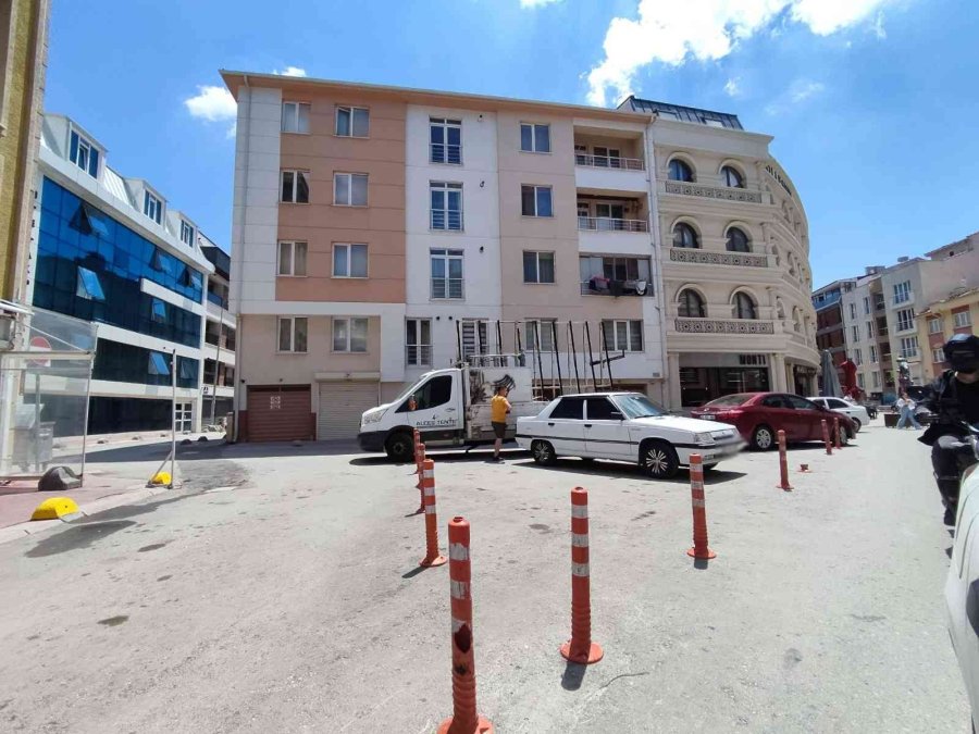 Dubaları Hiçe Sayarak Araçlarını Park Ettiler