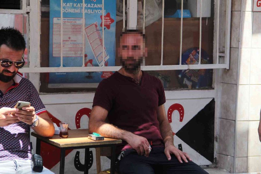 Önce Bıçakladı, Sonra Yardımına Koşup Yarasına Tampon Yaptı