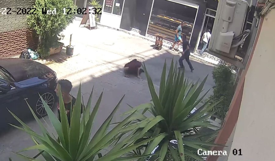 Önce Bıçakladı, Sonra Yardımına Koşup Yarasına Tampon Yaptı