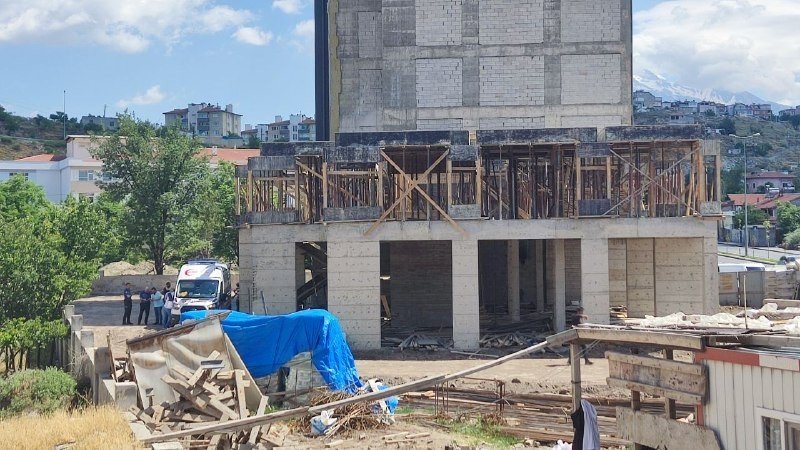 Çalıştığı İnşaattan Düşen Kalıp Ustası Yaralandı