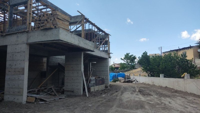 Çalıştığı İnşaattan Düşen Kalıp Ustası Yaralandı