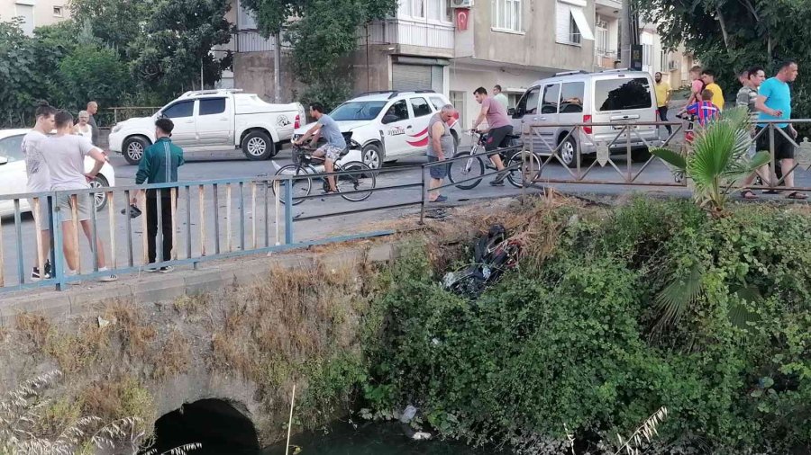 Otomobille Çarpışan Motosiklet Kanala Uçarken Çalılara Takıldı