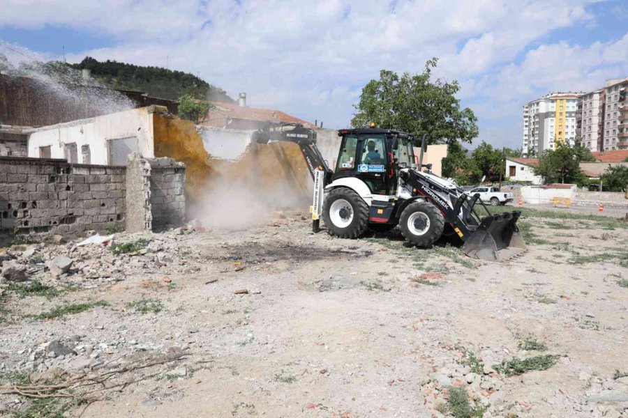 Battalgazi’de 23 Blok, Bin Dairelik 2. Etap İçin İlk Yıkım Başladı