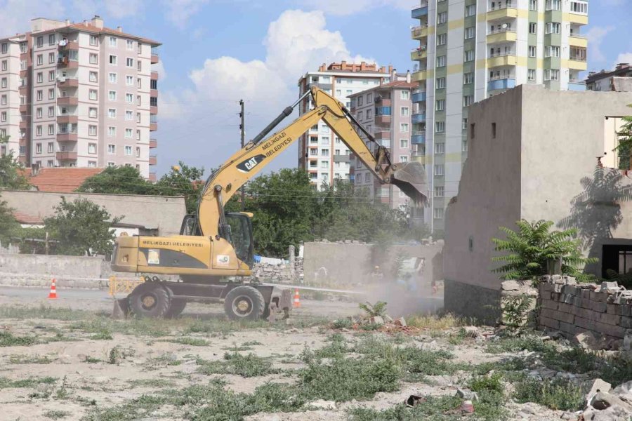 Battalgazi’de 23 Blok, Bin Dairelik 2. Etap İçin İlk Yıkım Başladı