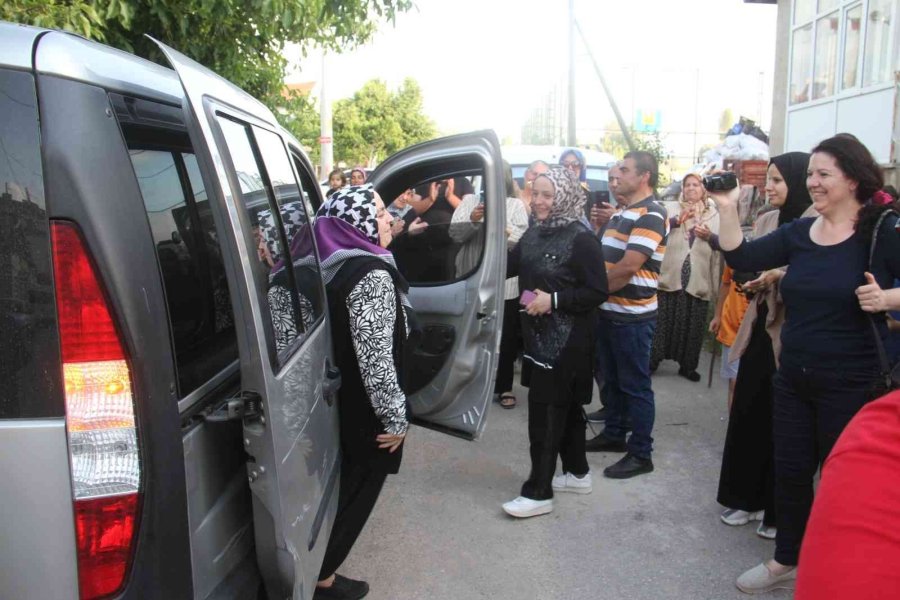 Cezaevinden Tahliye Edilen Fatma Koç Evinin Önünde Alkışlarla Ve Çiçekle Karşılandı