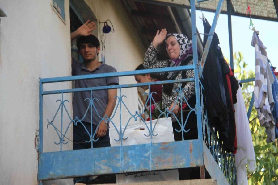 Cezaevinden Tahliye Edilen Fatma Koç Evinin Önünde Alkışlarla Ve Çiçekle Karşılandı