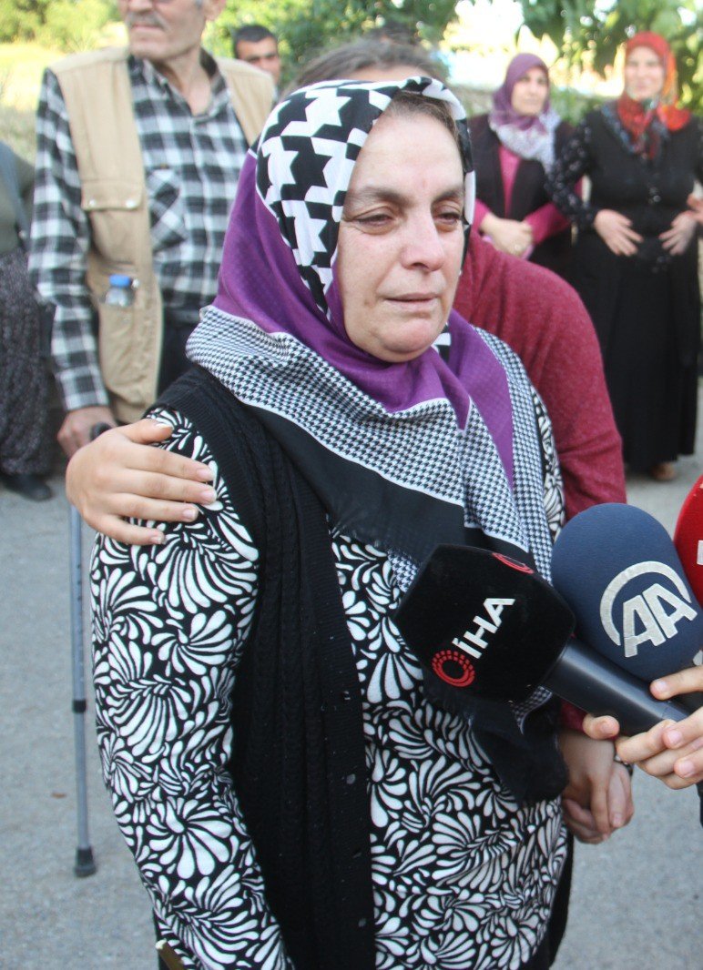 Cezaevinden Tahliye Edilen Fatma Koç Evinin Önünde Alkışlarla Ve Çiçekle Karşılandı