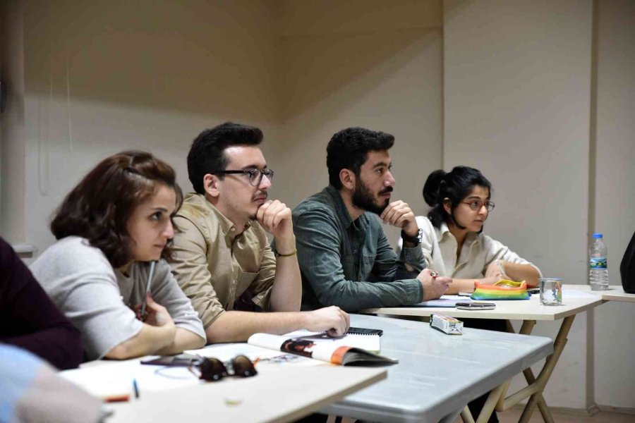 Gönüllü Eğitmenler Gençlere Bilgi Ve Birikimlerini Aktarıyor