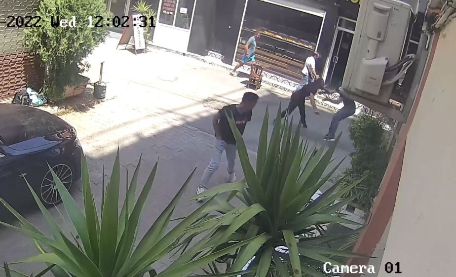 Önce Bıçakladı, Sonra Yardımına Koşup Yarasına Tampon Yaptı