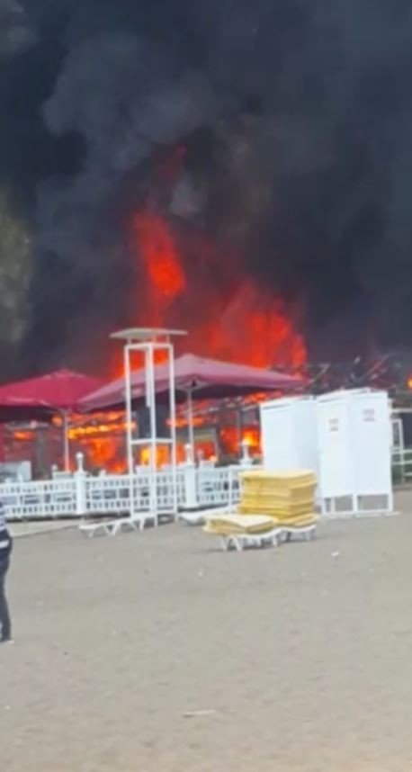 Lara Bölgesindeki Plaj İşletmesinin Alev Topuna Döndüğü Anlar Kameralara Yansıdı